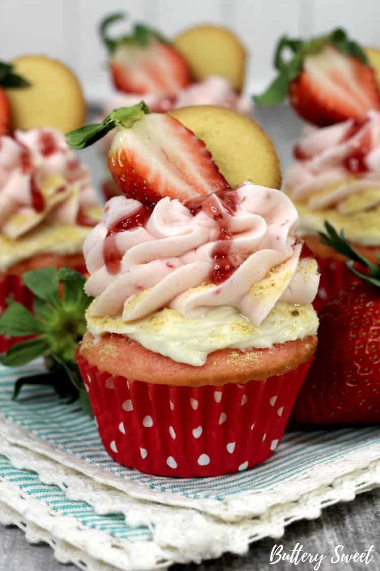 The Best Strawberry Cheesecake Cupcake Recipe